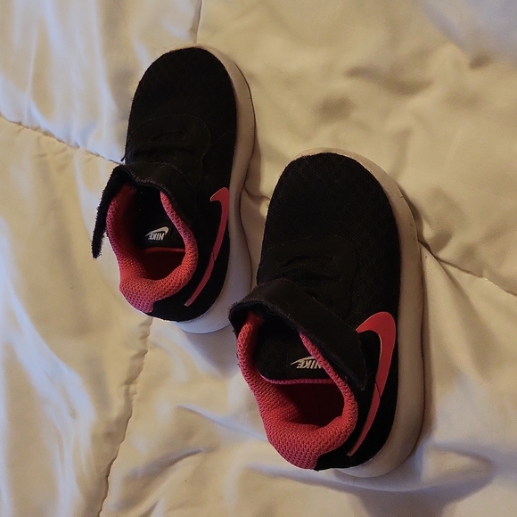 Toddler pink Nikes 5c - Picture 1 of 5